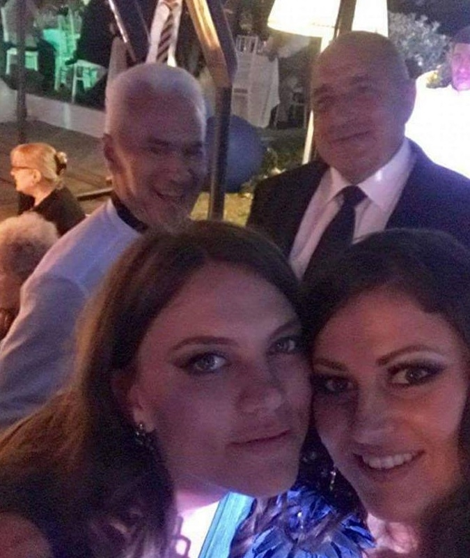 Бойко Борисов направи уникална фотосесия с шаферките на Деница, а Валери Симеонов събра погледите с облеклото си (СНИМКИ)