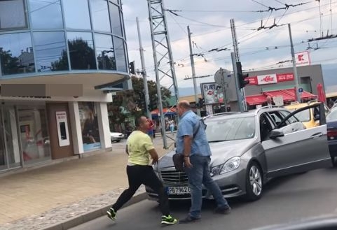 Джигит раздава шамари на пловдивско кръстовище (ВИДЕО)