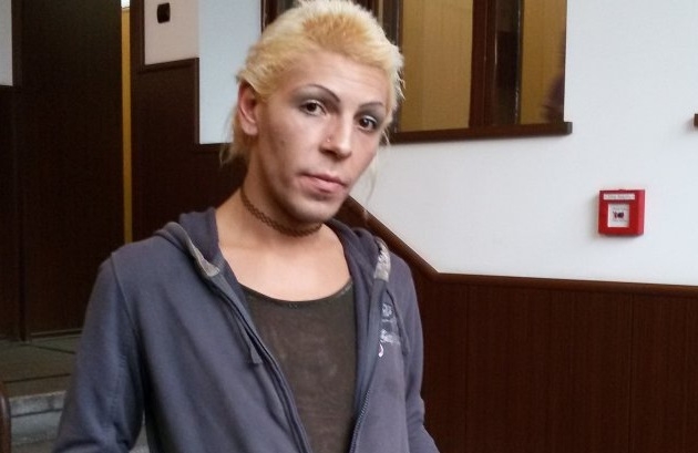 Травеститът Алексия от Кючука блудства, псува и налита на бой