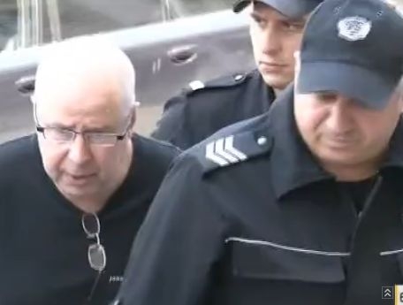 Темида подхваща наглия швед Ралф, ритнал камериерка на Слънчака