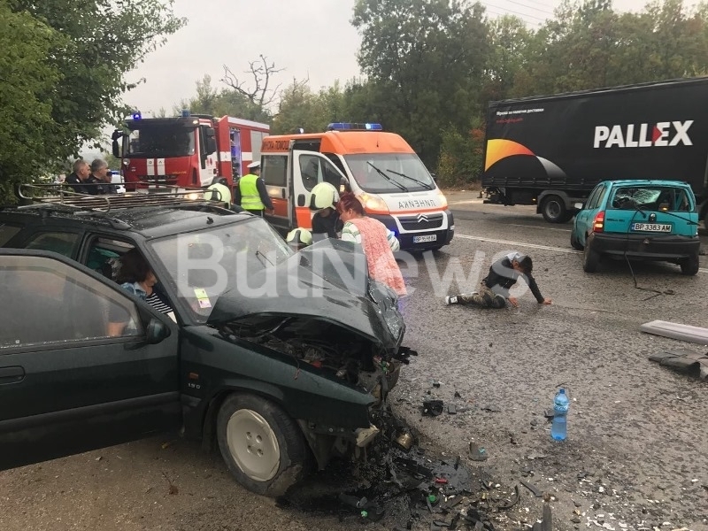Автомеле до Вичов хан край Враца, три линейки и две пожарни спасяват пострадалите (СНИМКИ)