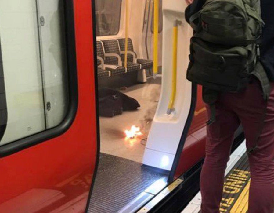 Паника в метрото в Лондон! Взрив избухна, евакуират метростанция (СНИМКИ/ВИДЕО)