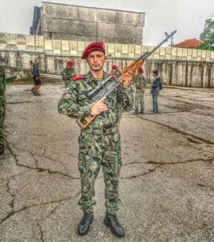 Стотици приятели и близки скърбят за редник Тошев, който загина днес след сваляне на картечница "Браунинг"  на полигона край Сливница (СНИМКИ) 