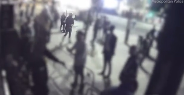 Шокиращ момент! Мъж със светла черна кожа от Близкия изток залива спокойно с киселина своя жертва след скандал в бар (ВИДЕО)