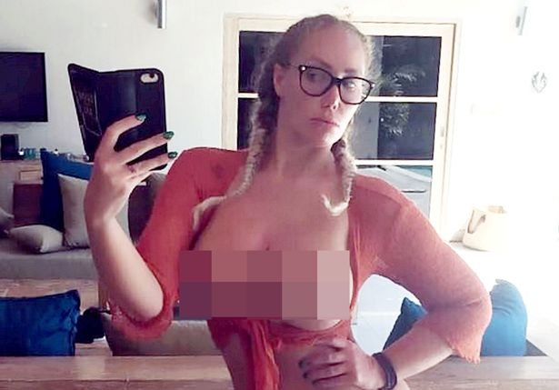 Гореща моделка на "Плейбой" пусна свои пикантни СНИМКИ 18+ и се допита до феновете си дали се нуждае от намаляване на гърдите (ВИДЕО 18+)