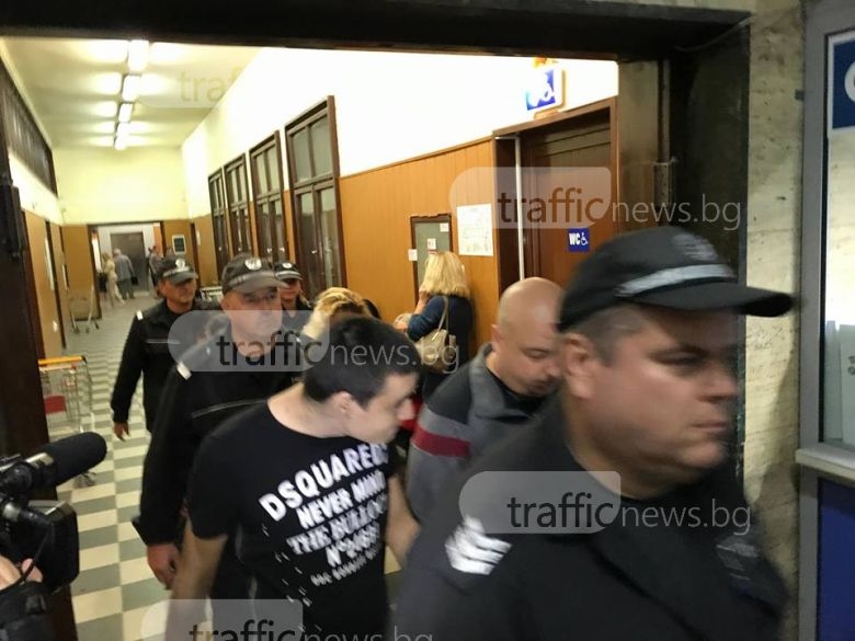 Трафикантите на бежанци, начело с активистката на НФСБ, се разминаха с условни присъди (СНИМКИ)