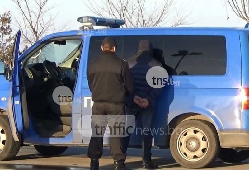 Зрелищен арест край гарата в Пловдив, полицаи с качулки тарашат колата на закопчаните 