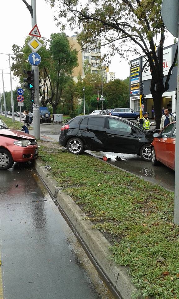 Сигнал в БЛИЦ! Зрелищно верижно меле! Най-малко 4 коли се помляха на бул."Сливница" (СНИМКИ)