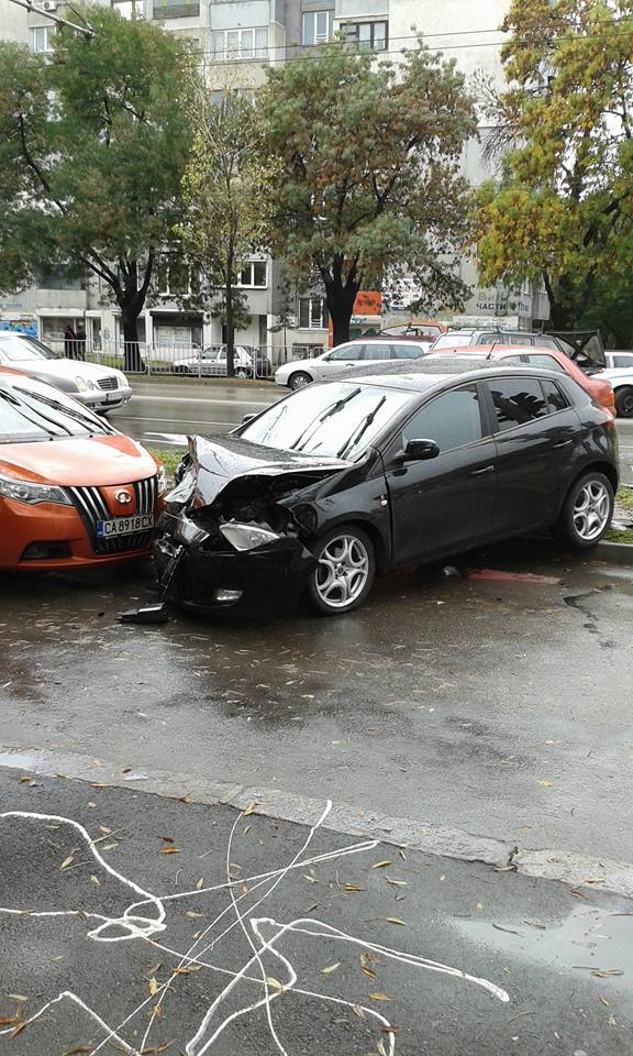 Сигнал в БЛИЦ! Зрелищно верижно меле! Най-малко 4 коли се помляха на бул."Сливница" (СНИМКИ)