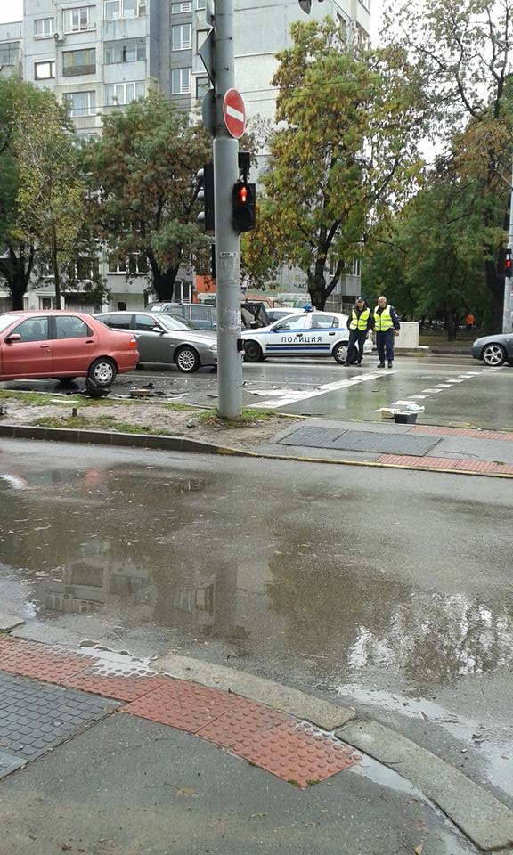 Сигнал в БЛИЦ! Зрелищно верижно меле! Най-малко 4 коли се помляха на бул."Сливница" (СНИМКИ)