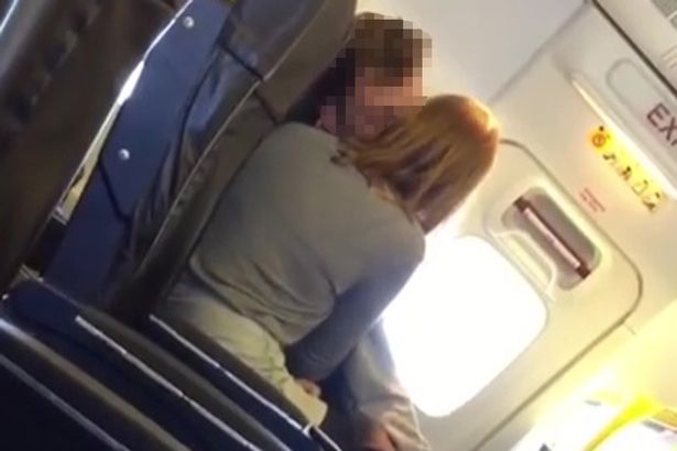 Двойка се посвети на секс в самолет пред шокираните очевидци (СНИМКИ/ВИДЕО 18+)  