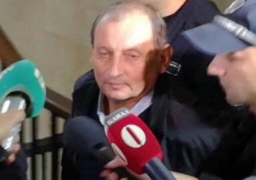 Съдът се смили над школския директор и го пусна да се прибере у дома
