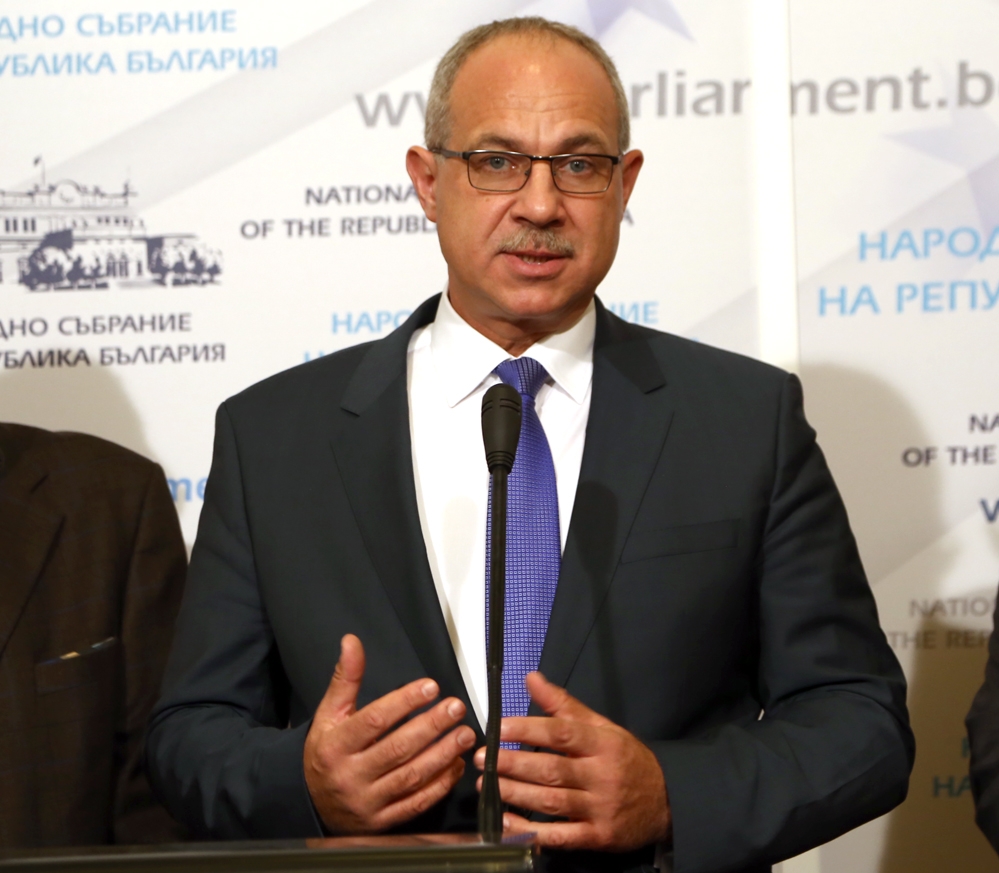 Депутатите гласуват оставката на Антон Тодоров