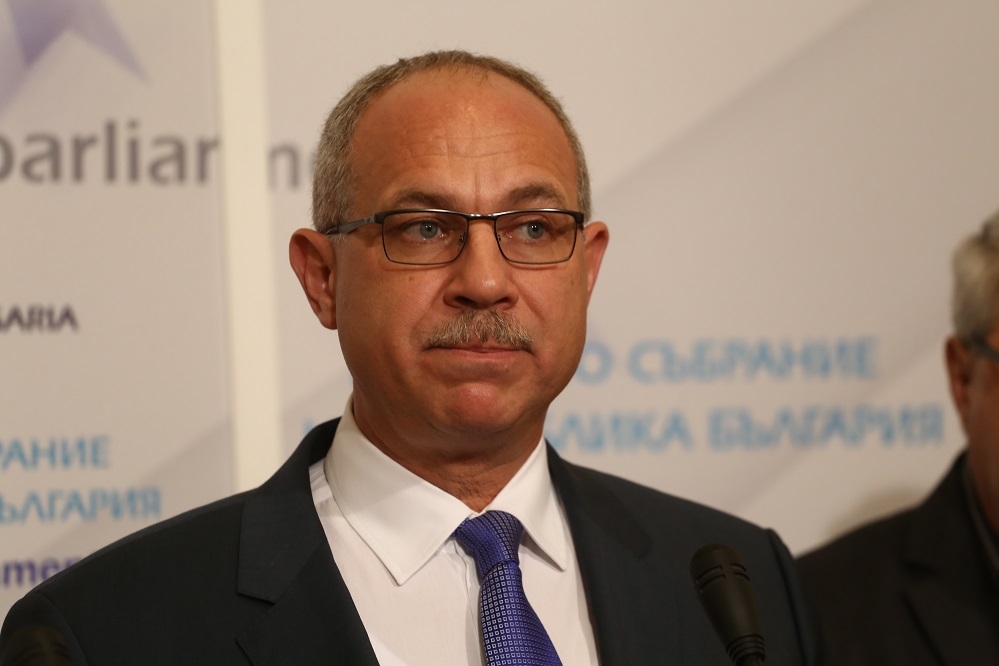 Два часа депутатите от ГЕРБ умуваха бъдещето на Антон Тодоров