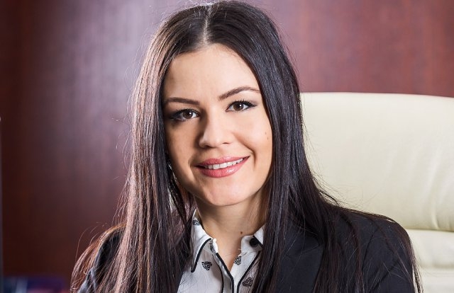 Секси депутатката на Марешки, която мистериозно напусна парламента, хвърли нова бомба!