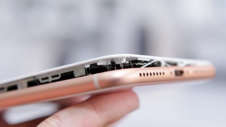 Дежавю! Историята се повтаря - мъж си купи iPhone, а той се самовзриви! (СНИМКИ)