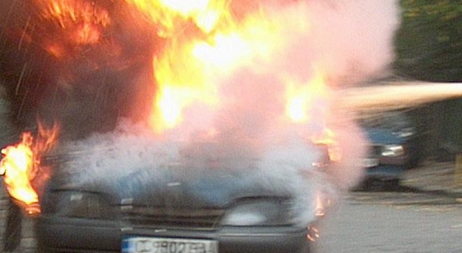 Извънредно и първо в БЛИЦ! Кола гори на паркинг в София, вътре има човек
