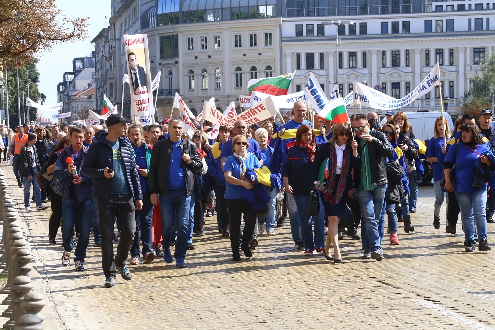 Татяна Дончева се прегърна с Румен Петков на агитпротеста в защита на скандалния бос Емилиян Гебрев и фабриката му "Емко" (СНИМКИ/ВИДЕО)