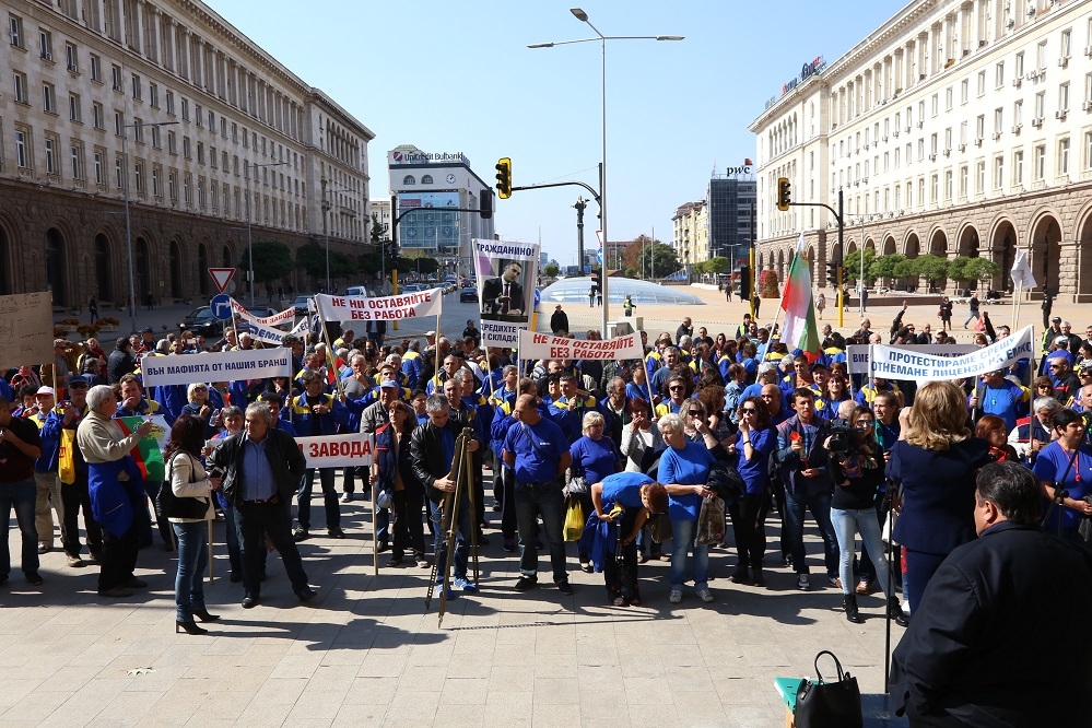 Татяна Дончева се прегърна с Румен Петков на агитпротеста в защита на скандалния бос Емилиян Гебрев и фабриката му "Емко" (СНИМКИ/ВИДЕО)