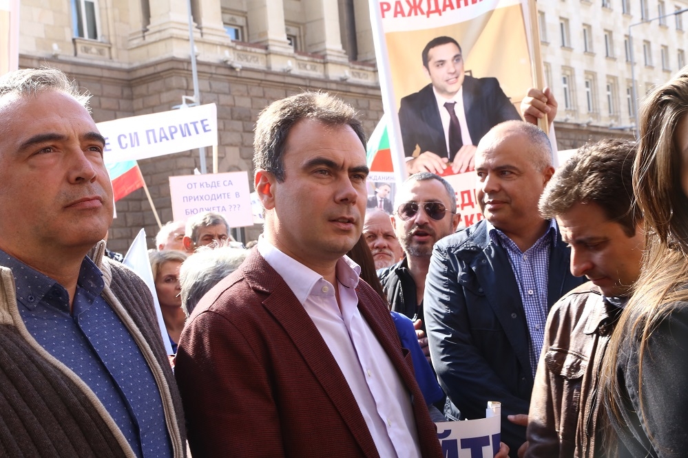Татяна Дончева се прегърна с Румен Петков на агитпротеста в защита на скандалния бос Емилиян Гебрев и фабриката му "Емко" (СНИМКИ/ВИДЕО)