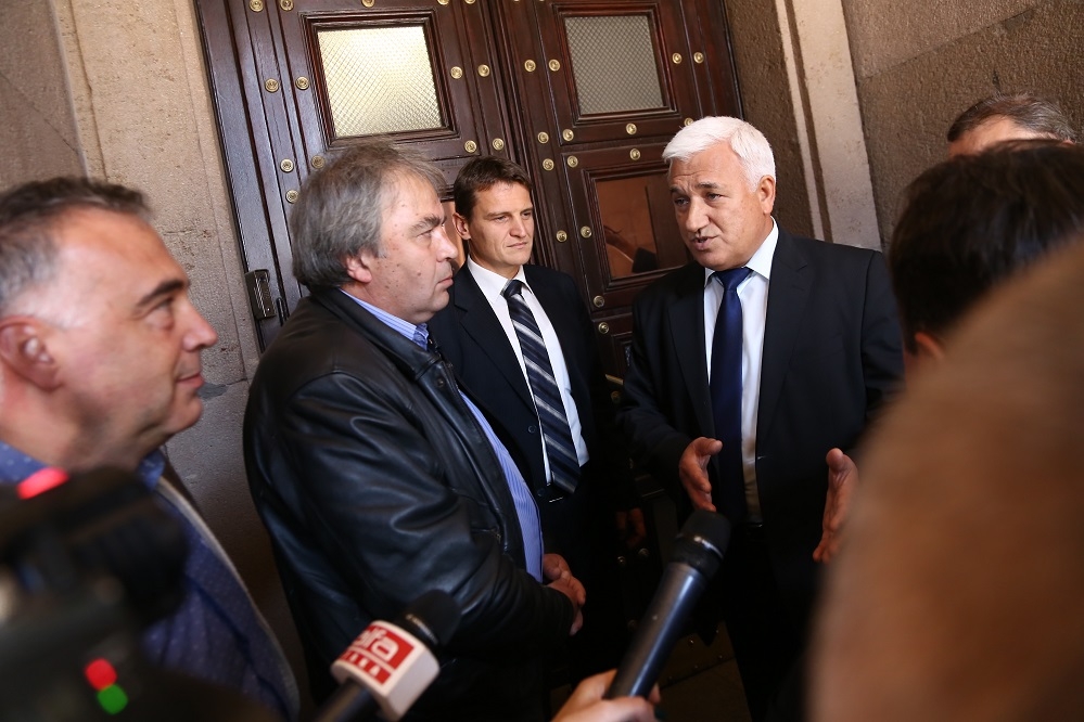 Татяна Дончева се прегърна с Румен Петков на агитпротеста в защита на скандалния бос Емилиян Гебрев и фабриката му "Емко" (СНИМКИ/ВИДЕО)