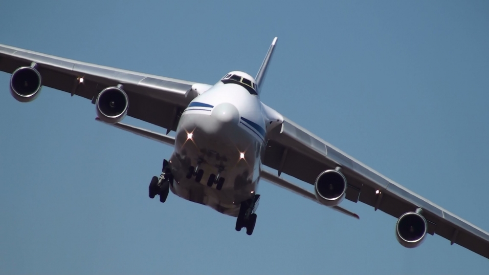 Пратка от Москва: Огромен Ан-124, натъпкан с разглобени изтребители МиГ-29, кацна тайно в Белград