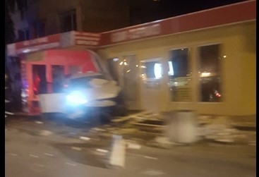 Жестока катастрофа почерни Перник! Кола се вряза в магазин, а друга... (СНИМКИ)