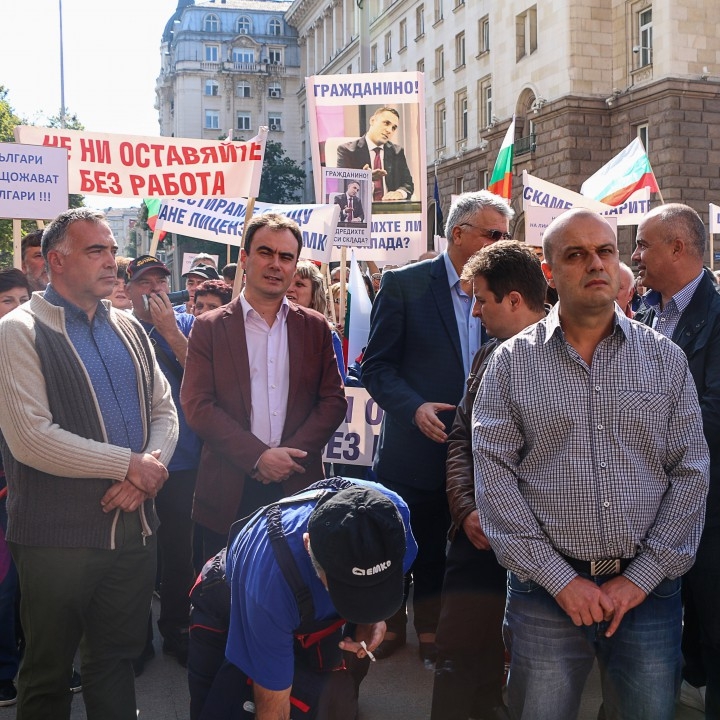Зависимостите лъснаха. Политици от БСП и АБВ на протеста на работниците на „Емко“