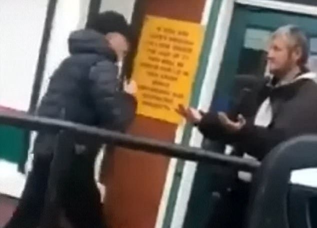 Ужасяващи кадри! Тийнейджър уби само с един удар мъж на улицата (СНИМКИ/ВИДЕО 18+)