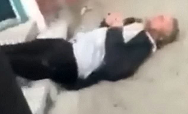 Ужасяващи кадри! Тийнейджър уби само с един удар мъж на улицата (СНИМКИ/ВИДЕО 18+)