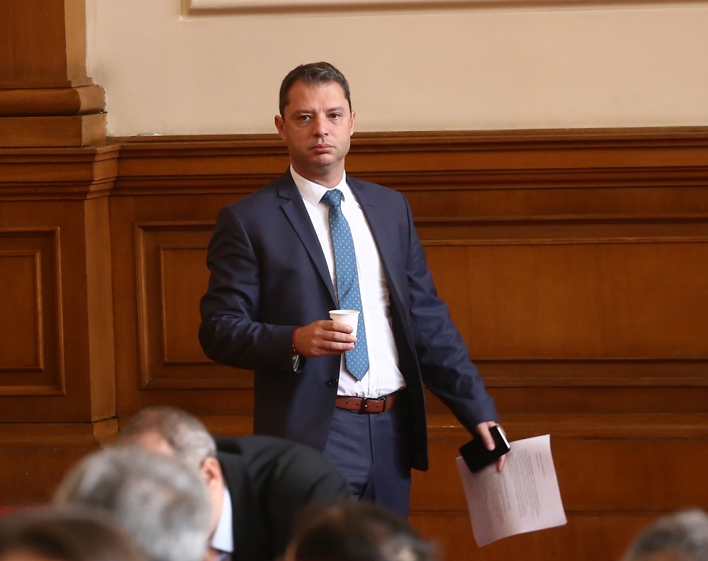 Делян Добрев влезе в болница, скован е заради... СНИМКА