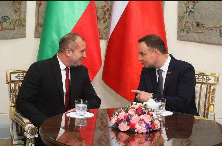 Първата дама блести със стилно облекло в Полша (СНИМКИ)
