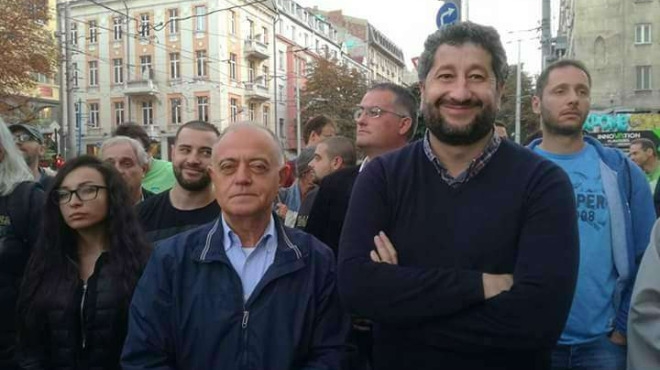 Грозен цирк в София! Котилата на Костов и Цветан Василев спретнаха марш и срещу новия ВСС (СНИМКИ)
