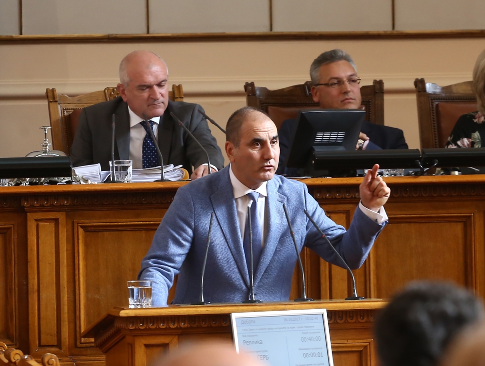 Ексклузивна папарашка СНИМКА в БЛИЦ: Цветанов засечен на среща с душманите на Нинова в БСП