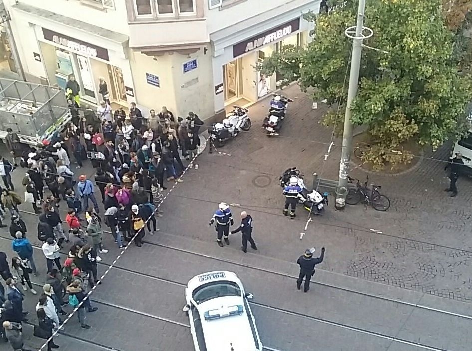 Нещо се случва в Страсбург! В сърцето на града почерня от полиция (СНИМКИ)