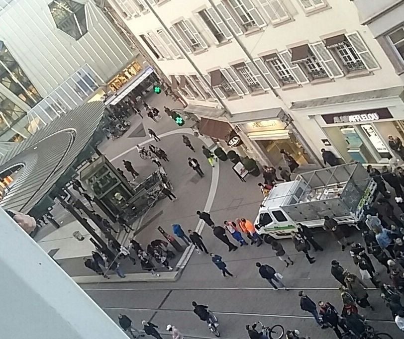 Нещо се случва в Страсбург! В сърцето на града почерня от полиция (СНИМКИ)