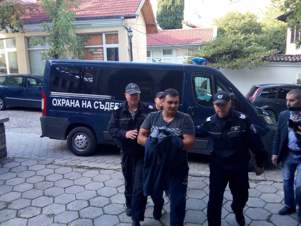 Първо в БЛИЦ: Ето го Пламен Майстора в Карлово, гледат мярката му за неотклонение (СНИМКИ)