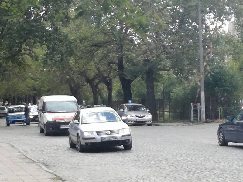 Интернет прегря: В насрещното ли е тази учебна кола? (СНИМКА)
