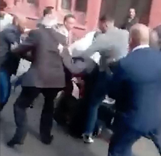 Уникално масово меле: Съдебно дело прерасна в кървав бой с участието на над 20 души (СНИМКИ/ВИДЕО 18+) 