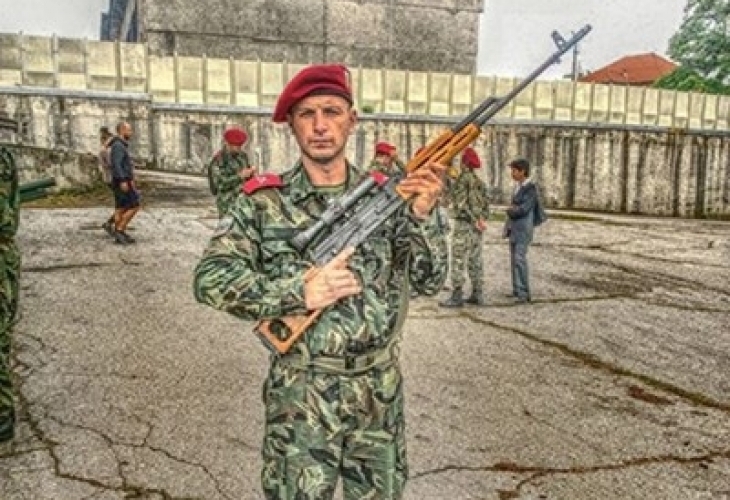 Мъката е безгранична! Погребаха с военни почести и в херметизиран ковчег трагично загиналия редник Тошев! Почерненият баща и приятелката му обаче…