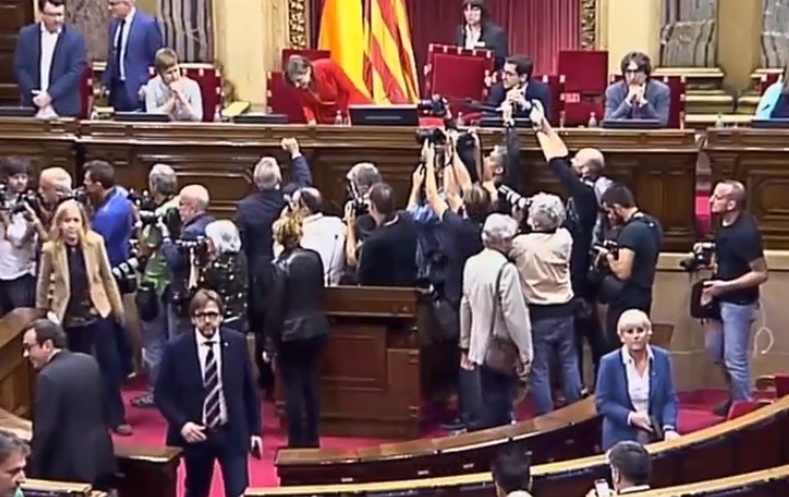 ВИДЕО от каталонския парламент! Цял свят следи думите на Пучдемон със затаен дъх! (СНИМКИ)