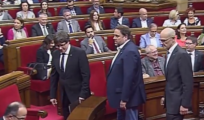 ВИДЕО от каталонския парламент! Цял свят следи думите на Пучдемон със затаен дъх! (СНИМКИ)