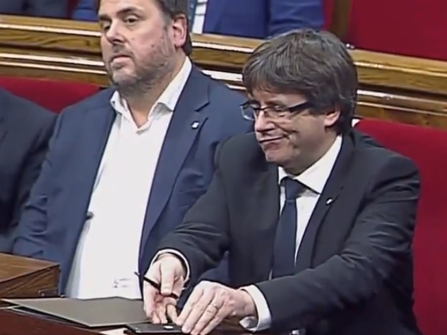 ВИДЕО от каталонския парламент! Цял свят следи думите на Пучдемон със затаен дъх! (СНИМКИ)
