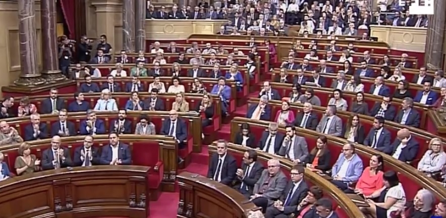 ВИДЕО от каталонския парламент! Цял свят следи думите на Пучдемон със затаен дъх! (СНИМКИ)