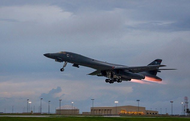 Американски свръхзвукови бомбардировачи B-1B Lancer прелетяха над Корейския полуостров