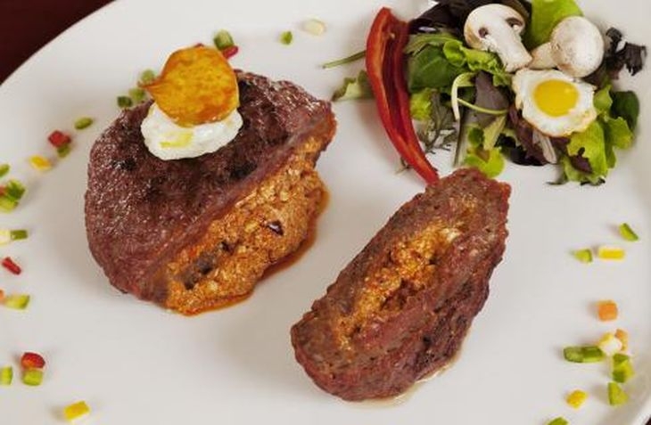 Бързо, лесно, вкусно! Пълнена плескавица с лют урнебес