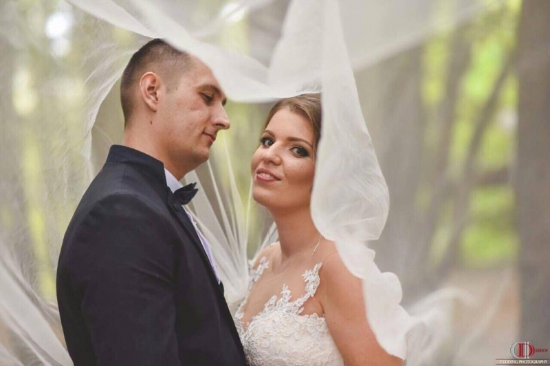 Двама влюбени се отказаха от цветята за сватбата си, дариха парите на болни деца, фотосесията им е повече от романтична (СНИМКИ)