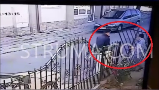 Произвол в Петрич! Служител на ДАНС  тараши къщата на чичо си (СНИМКИ/ВИДЕО)