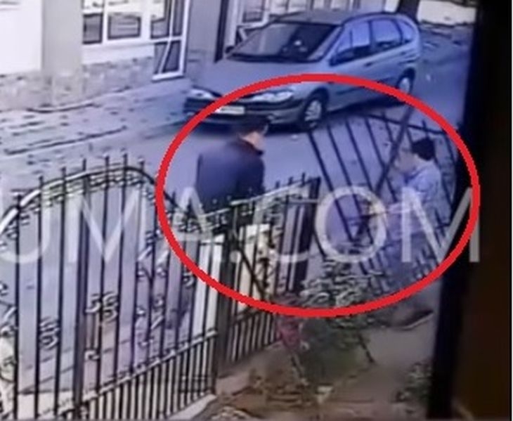 Произвол в Петрич! Служител на ДАНС  тараши къщата на чичо си (СНИМКИ/ВИДЕО)