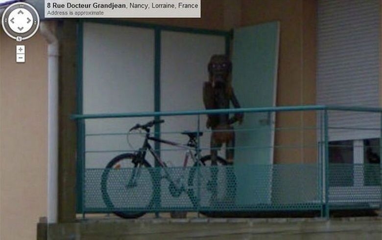 Хиляди се вцепениха от призрак в Google Street View, администрацията побърза да замаже страховитата фигура (СНИМКИ/ВИДЕО)